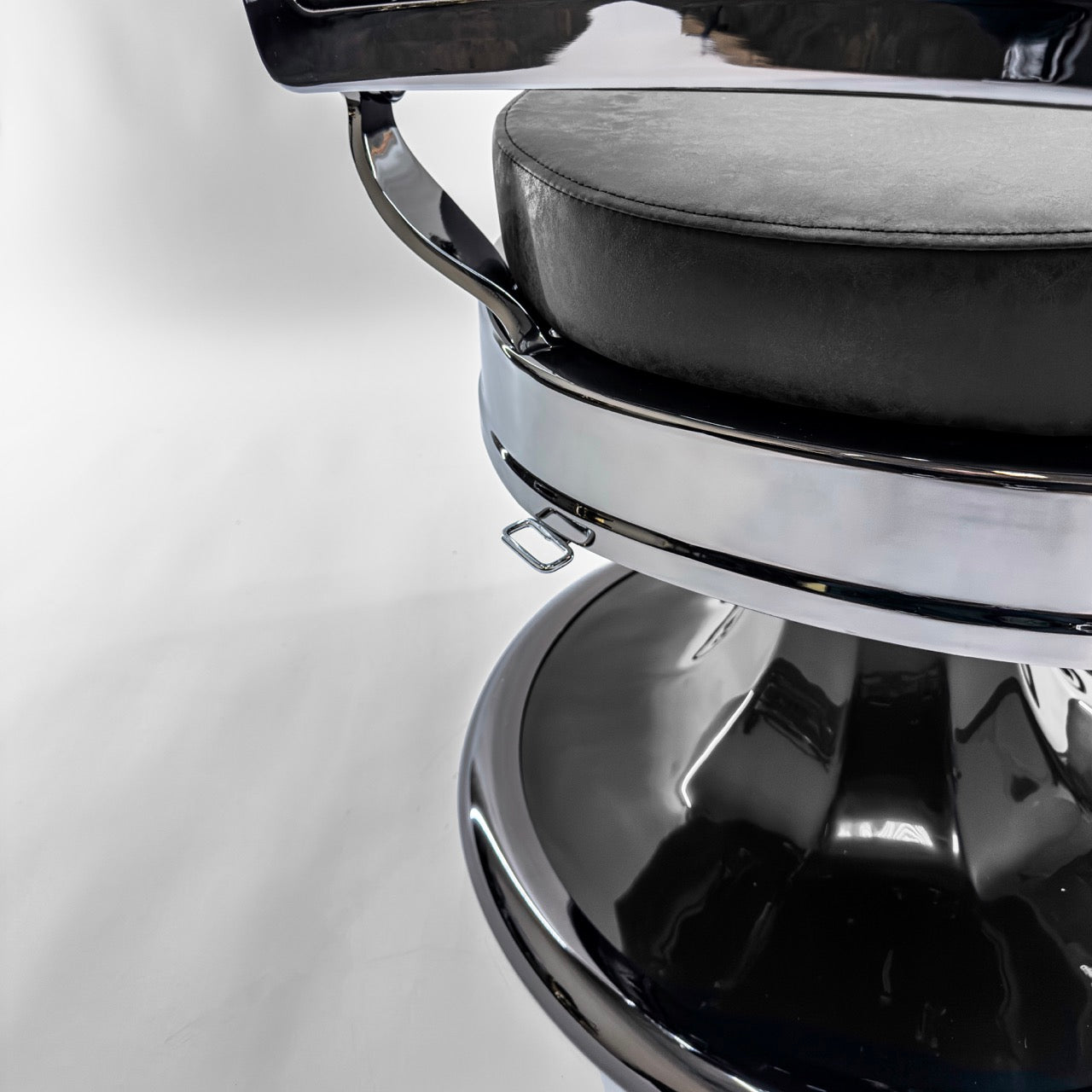ATLAS 2.0 Black Chrome Vintage Style Barber Chair