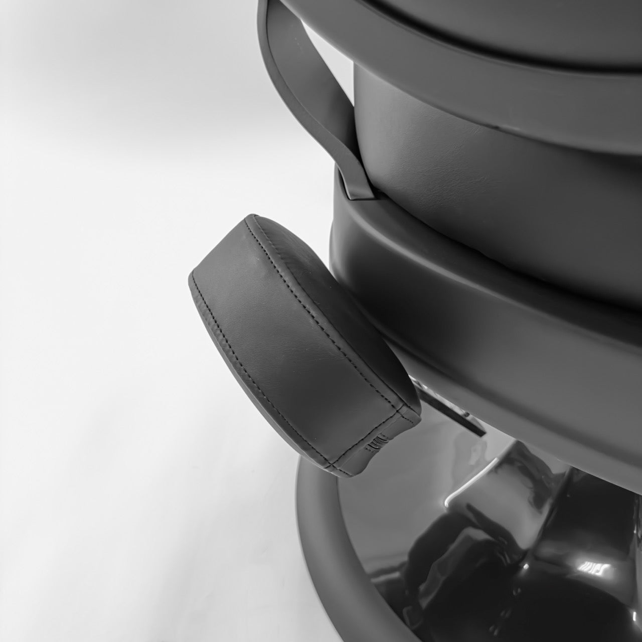ONYX Vintage Style Barber Chair - Matte Black